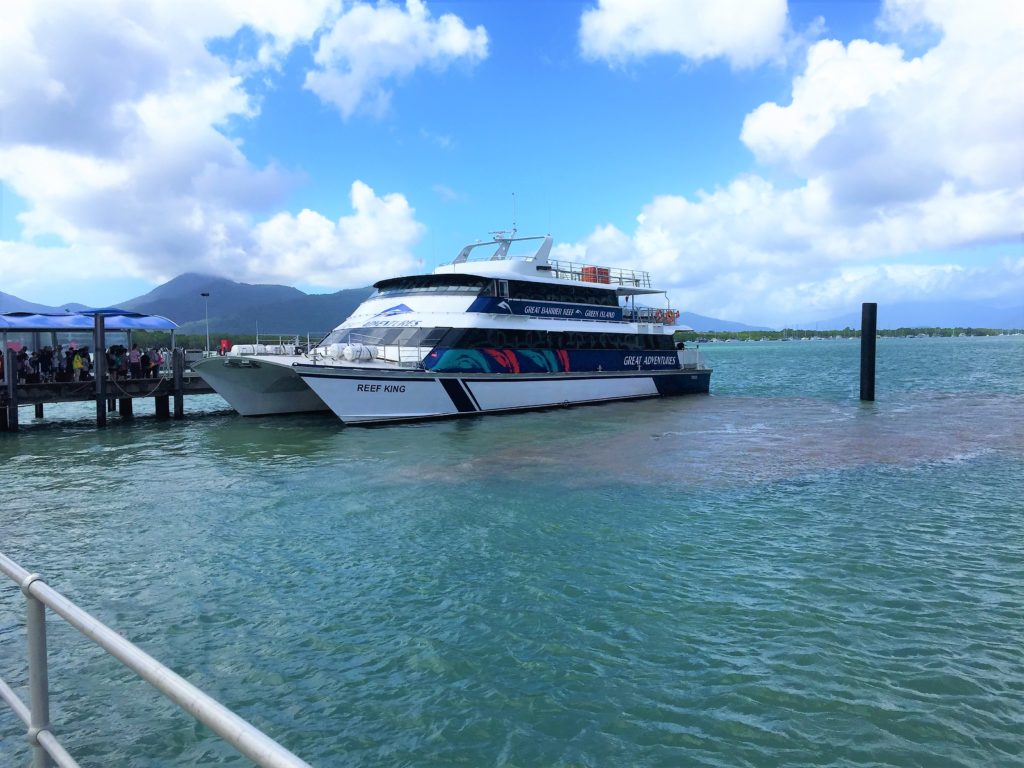 Catamaran para ir al arrecife de coral en Cairns