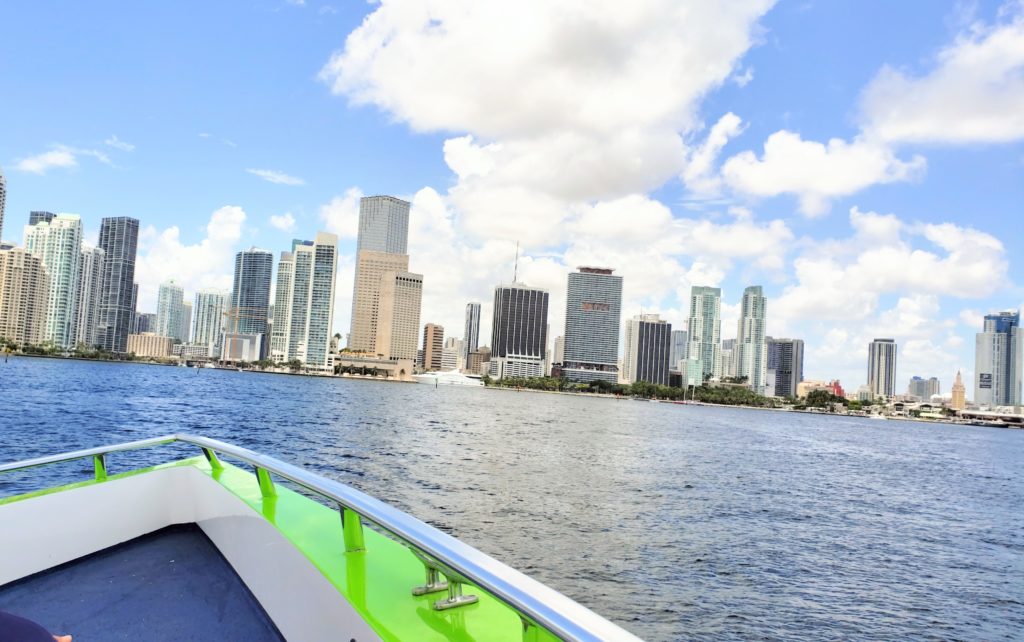 Una divertida manera de ver el Downtown de la ciudad y parte de Miami Beach desde el agua