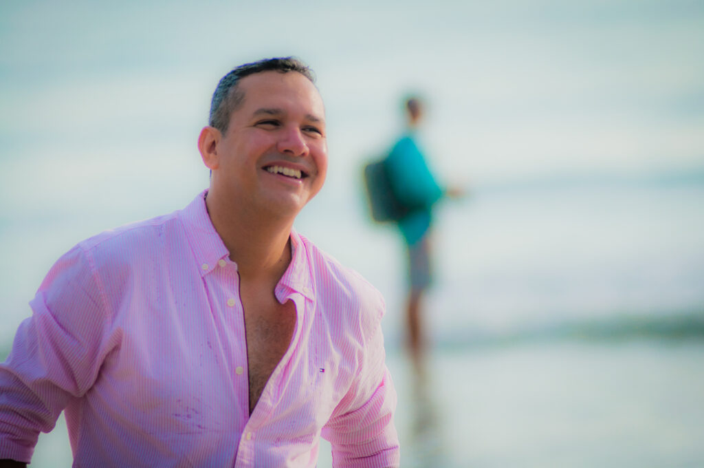 Miami con mar brillante y ambiente urbano moderno, ideal para viajeros LGBTQ+ que buscan sol y cultura.