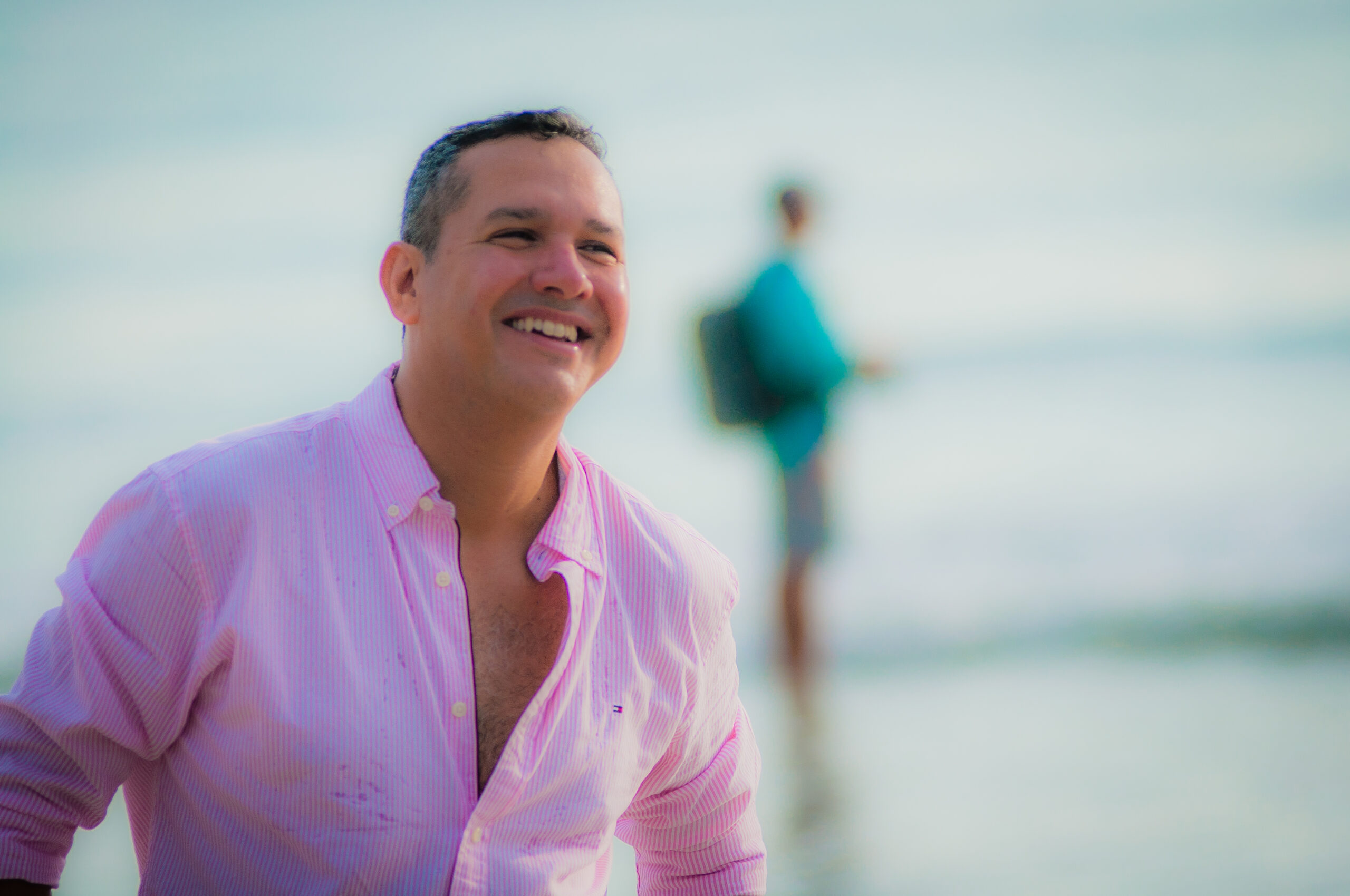 Miami con mar brillante y ambiente urbano moderno, ideal para viajeros LGBTQ+ que buscan sol y cultura.