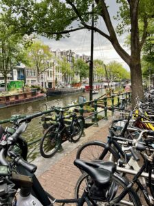 Canal con bicicletas y casas en el barrio Oud-West de Ámsterdam
