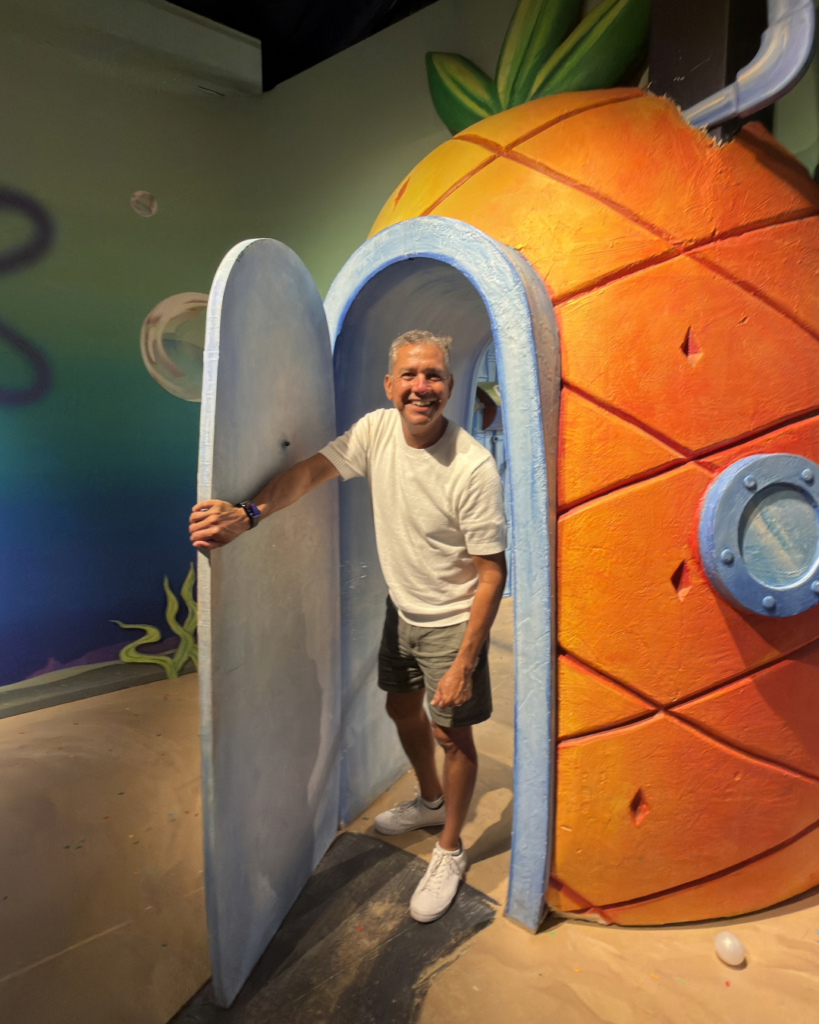 Rey en la recreación de Bikini Bottom en WONDR Experience Amsterdam