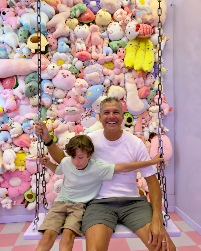 Rey y Gabo frente a la pared de peluches en WONDR Experience Amsterdam