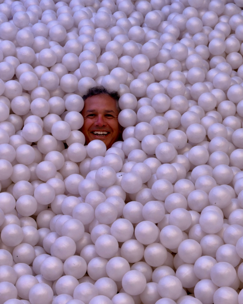 Rey jugando en la piscina de pelotas de WONDR Experience Amsterdam