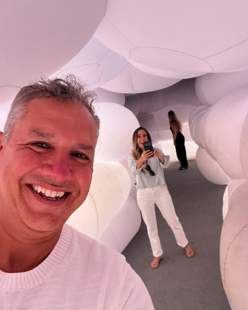 Rey e Isa recorriendo una de las salas de WONDR Experience Amsterdam