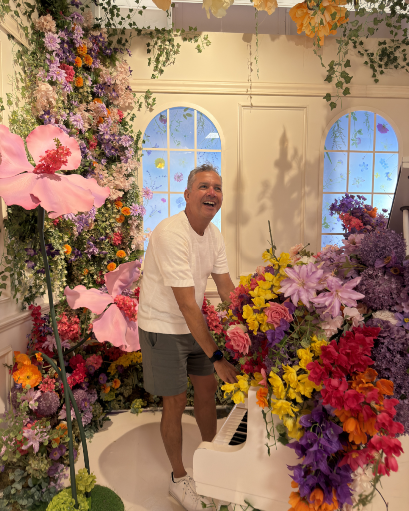 Rey en la colorida sala floral de WONDR Experience Amsterdam