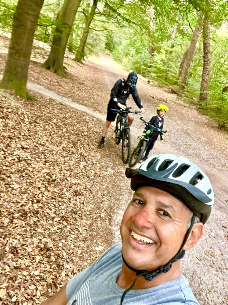 Rey, Max y Gabo con sus bicilcetas de montañas en un sendero del bosque de Lage Vuursche, Holadan